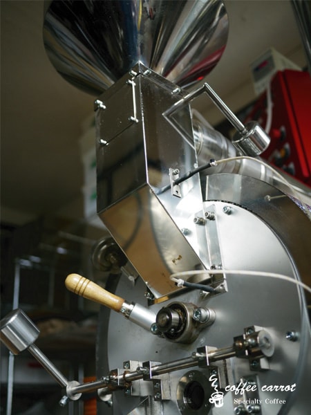 alt="珈琲きゃろっとの焙煎機でコーヒー豆を焙煎している様子"